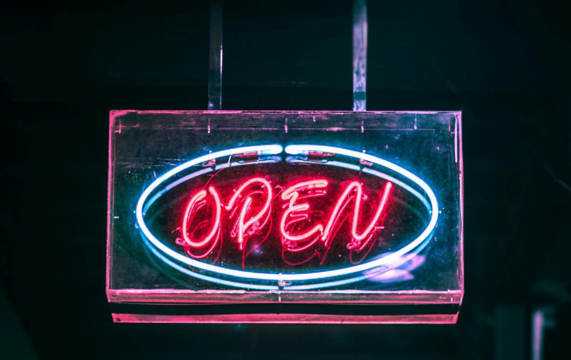 Åben, annonce, belysning. Photograf: Pratik Gupta - https://www.pexels.com/da-dk/@pratikgupta.